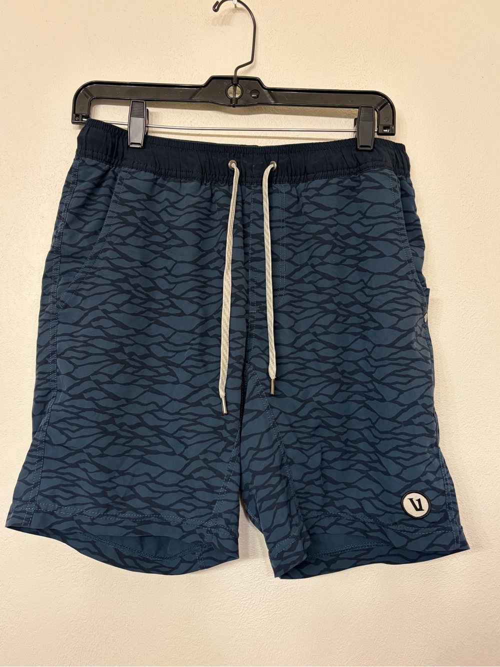 Vuori Men's Kore Shorts Lined Indigo Mountains Pattern 15” Waist Good For S
